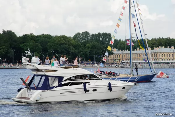 Walking yacht