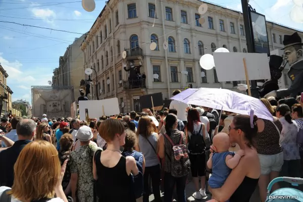 Spectators before a scene