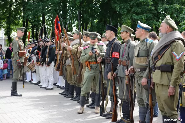 Белогвардейцы и красноармейцы