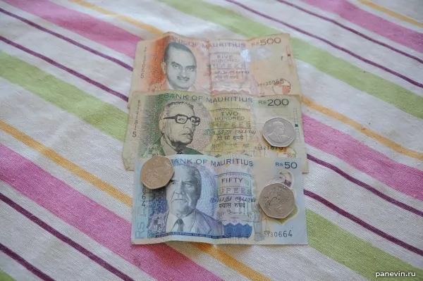 Маврикийские рупии
