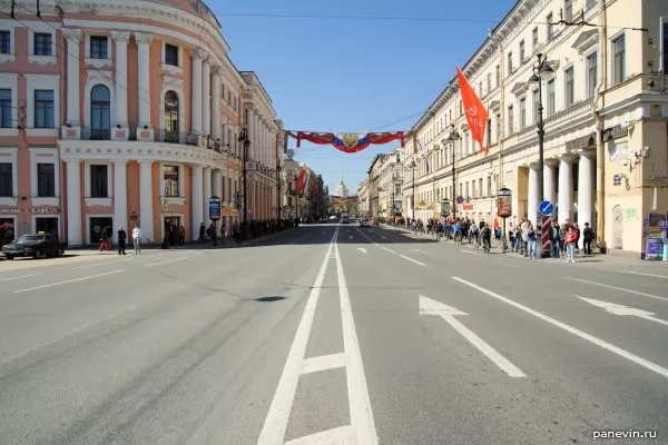 Nevsky avenue from the Green bridge towards Admiralty