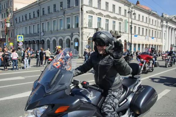 Greeting of the biker