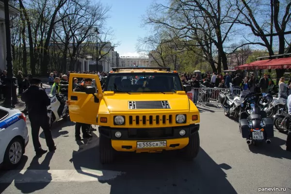 Жёлтый Hummer