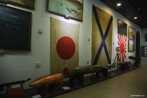 Торпеды и трофейные японские флаги