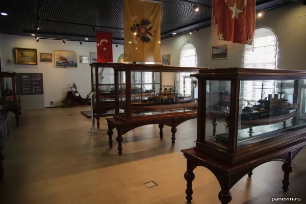Первая мировая война, трофейные турецкие знамёна, макеты кораблей тех лет