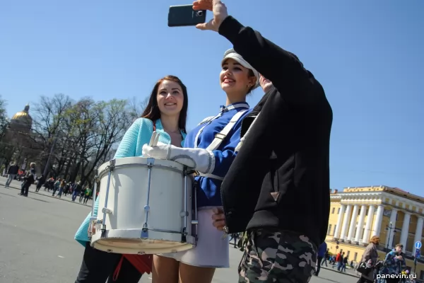 Passers-by with beauties from an orchestra with pleasure were photographed