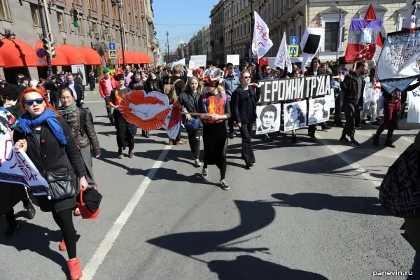 Колонна демонстрантов, 1 мая