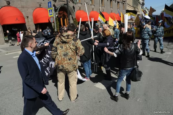 Нацистов полиция вежливо попросила свернуться