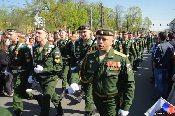 Войска идут с парада