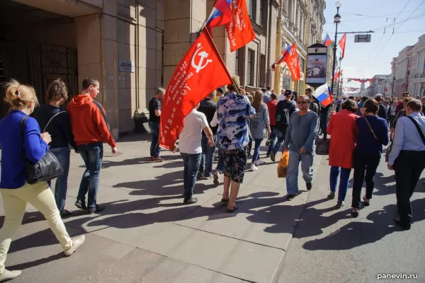 Passers-by with a victory flag