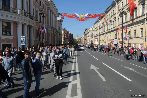 На Невском за каким-то лешим открыли движение