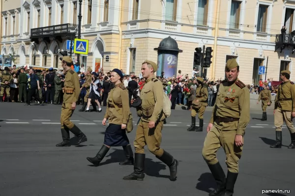 Реконструкторы в форме образца 1943 года