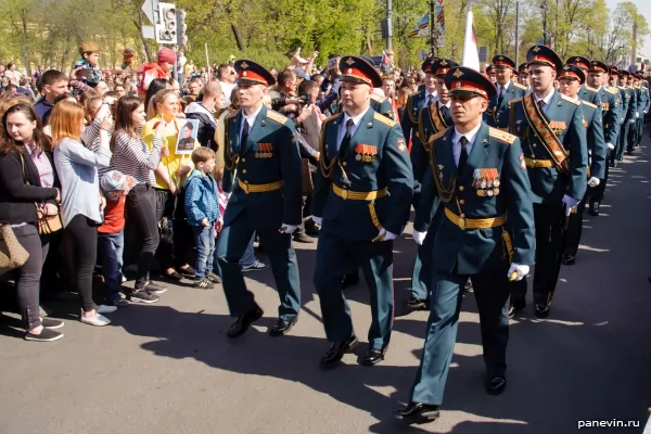 Войска идут с парада