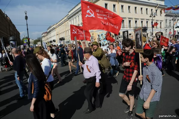 «Бессмертный Полк», знамёна Победы