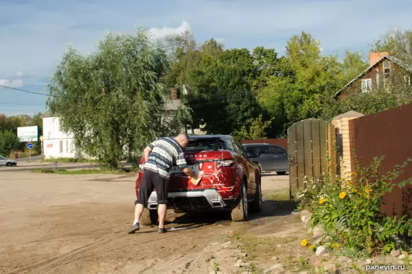 Man washes Range Rover