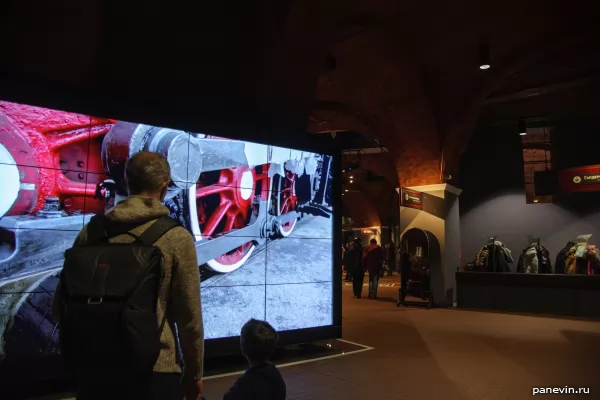 Экран на входе в музей железных дорог России