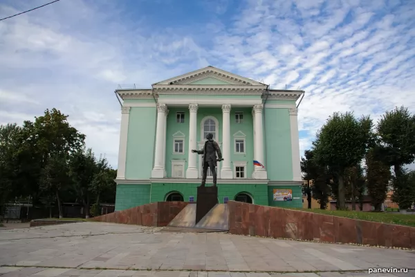 Памятник Н. В Крыленко