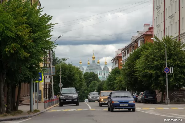 Улица Смоленска, вдали — купола Успенского собора на Храмовой горе