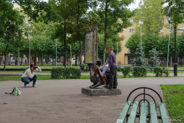 Passers-by torment a lion in Blone's park