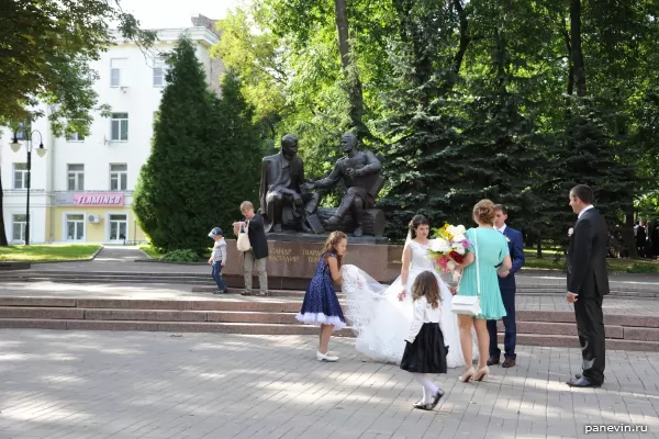Памятник смолянину Александру Твардовскому и вымышленному литературному персонажу Василию Тёркину