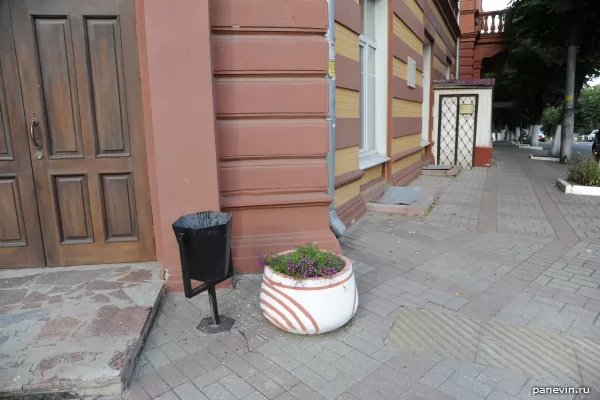 Six-sided urn and a flower bed