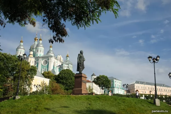  Uspensky cathedral and monument to Kutuzov