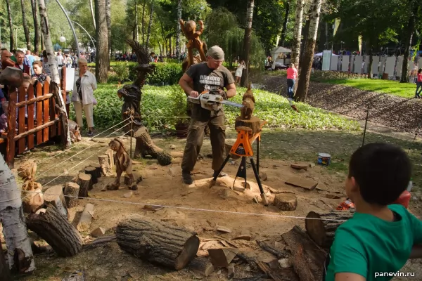 Master cutting wooden figures