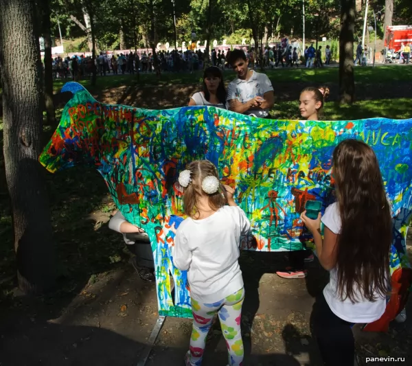 Girls paint a cow