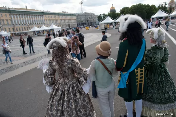 Китайцы фотографируются с ряженными Петром и Екатериной