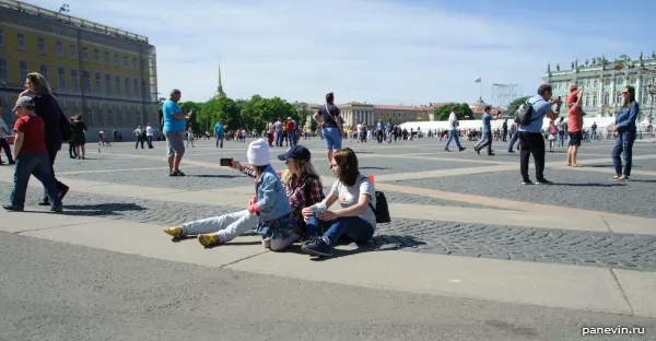 Туристы на Дворцовой площади, фото на память