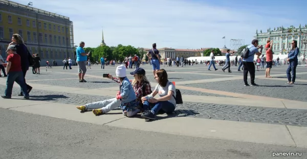 rists on Palace Square, photo on the memory