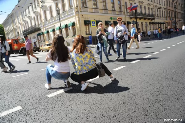 Passers-by are photographed on Nevsky
