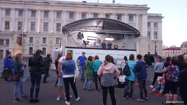 Сцена поставленная телеканалом РТ на Дворцовой площади