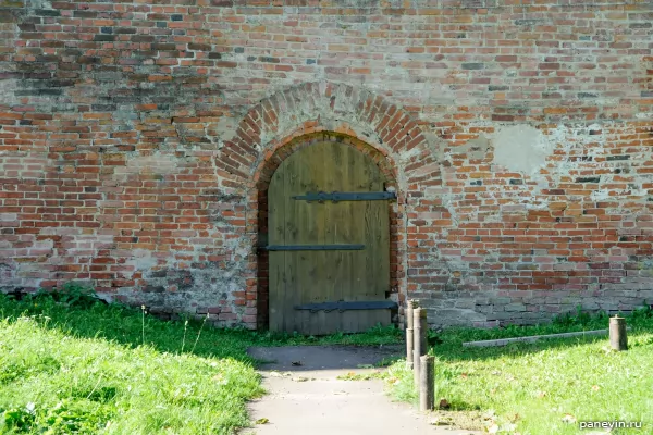 Дверь в крепостной стене