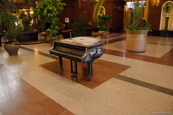 Piano in train station