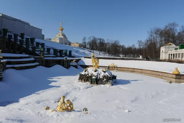 Засыпанные снегом скульптуры Большого Каскада