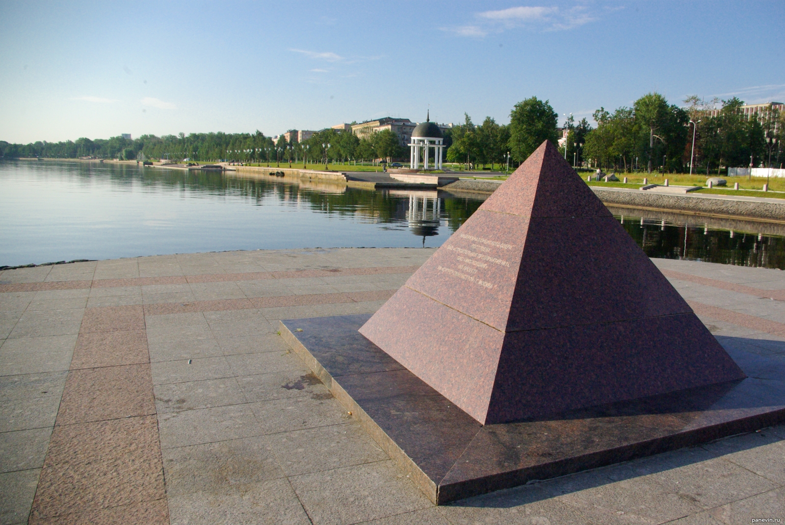 Пирамида на набережной Петрозаводска