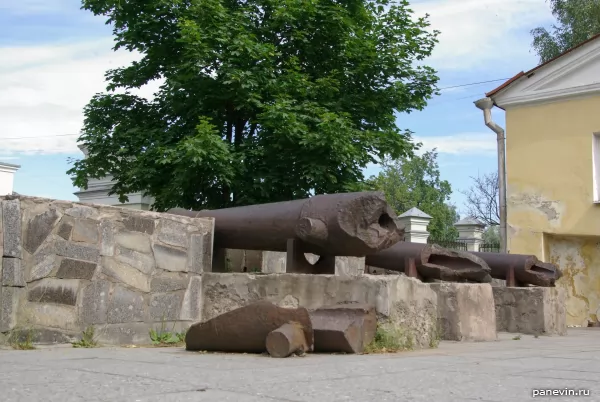  Old cannons