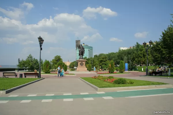 Вид на памятник князю Засекину