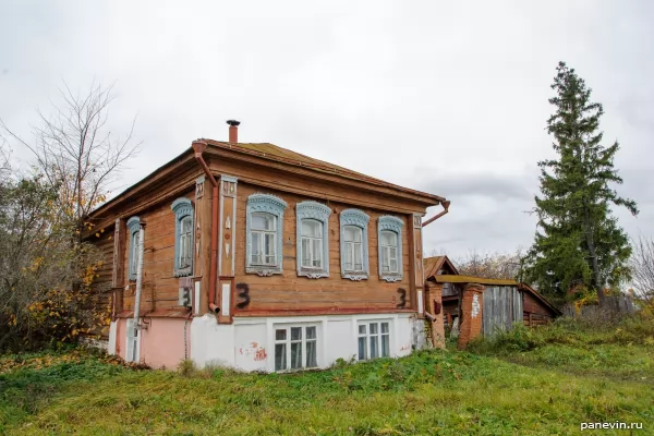 Кирпично-деревянный дом