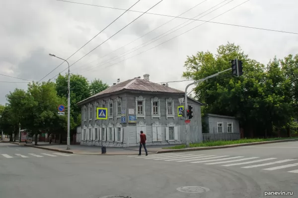 Old wooden house with carvings, Communist, 42 / Gogol, 54.