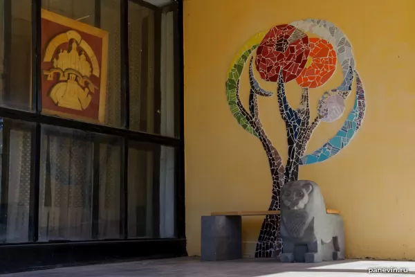 Скамейка-лев и мозаичное дерево