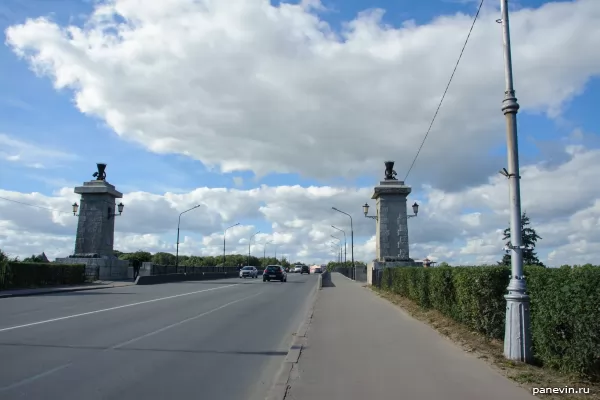Пропилеи моста Александра Невского