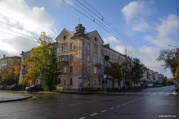Post-war building along Zosimovskaya Street