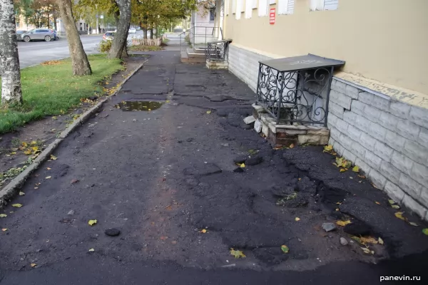  Typical Vologda sidewalk