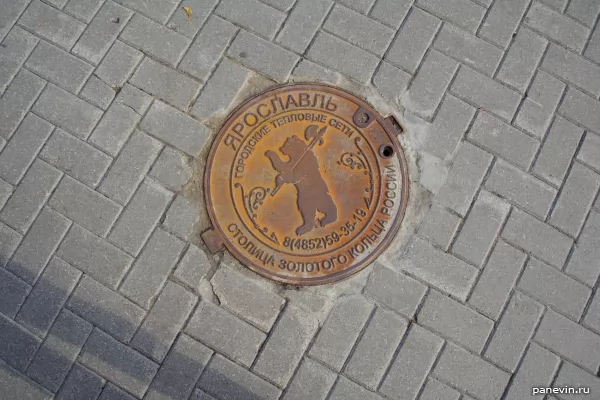 Герб Ярославля на канализационном люке