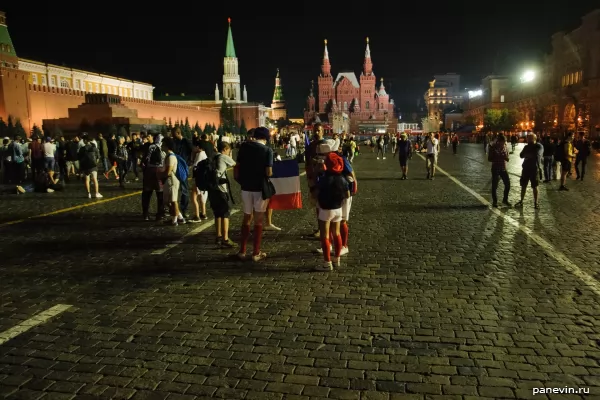 Общий вид Красной площади с празднующими футбольными фанатами
