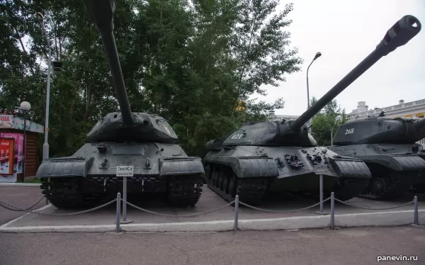 Heavy tanks IS-4 and IS-3