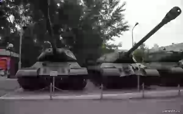 Тяжёлые танки ИС-4 и ИС-3