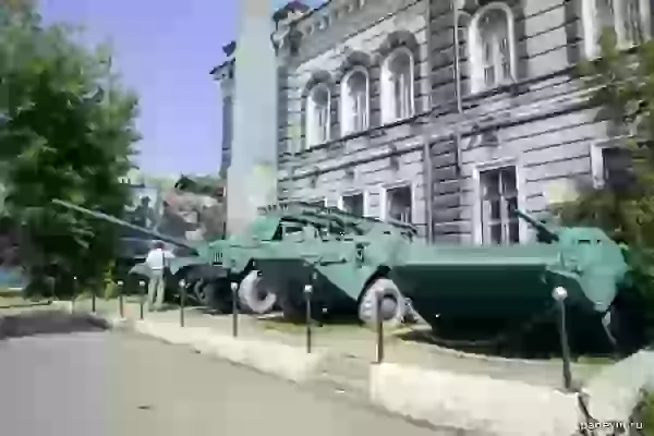Выставка военной техники возле Иркутского Дома офицеров